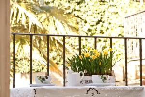 梅纳焦Casa Azzurra的阳台上的桌子上放着两杯和鲜花