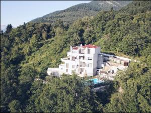 梅加克瑞奥Forest Suites Boutique Hotel的山边的大建筑