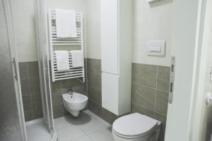 威尼斯Residenza Ca' Matta的一间带卫生间和水槽的浴室