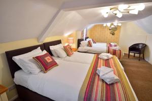 达特福德皇家维多利亚公牛酒店的酒店客房,配有两张床和椅子