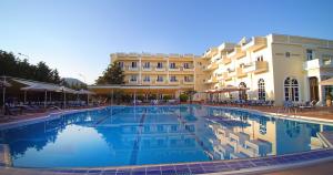 兹拉马克鲁罗斯酒店的酒店前方的大型游泳池