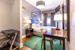 纽约309酒店的配有一张床、一张桌子和一张桌子的酒店客房