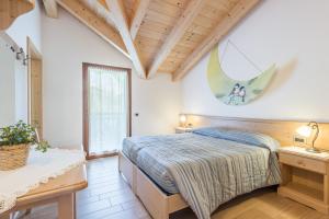 维塔罗玛索劳特住宿加早餐旅馆的一间带一张床的卧室,位于带木制天花板的房间内