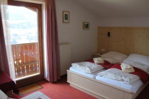 巴特霍夫加施泰因宝恩豪夫格鲁斯博古特酒店的一间卧室设有一张床和一个大窗户