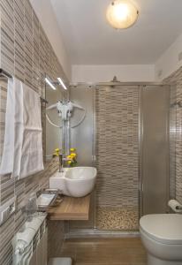 圣玛利亚迪吉迪斯达卡洛斯餐厅酒店的一间带水槽和卫生间的浴室
