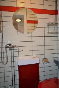 卡尔斯塔德索尔斯塔酒店的一间带卫生间、水槽和镜子的浴室