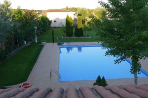 萨拉曼卡Villamercedes 1的享有庭院游泳池的顶部景色
