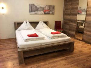 因特拉肯因特拉肯琳达酒店的床上有两个红色枕头的床