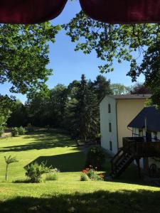 韦尔道姆赫勒酒店的享有带庭院的房屋后院的景色