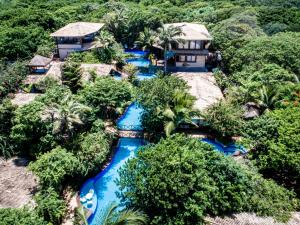 皮帕索姆布拉阿瓜富力斯卡度假酒店的享有蓝色水域度假村的空中景致