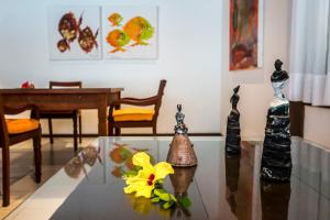 皮帕索姆布拉阿瓜富力斯卡度假酒店的一张玻璃桌,上面有两瓶花和鲜花