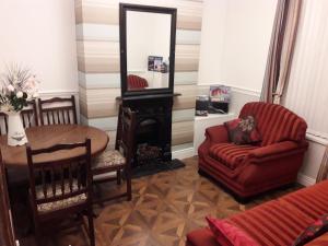贝尔法斯特Titanic Sailortown Belfast City Centre townhouse的客厅配有椅子、沙发和镜子