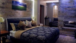 基多大卫旅馆的一间卧室设有一张床和砖墙
