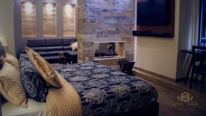 基多大卫旅馆的酒店客房配有一张床和一个壁炉。