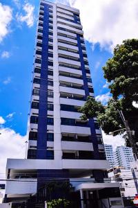 累西腓Apartamento - Ed Jatiuca的一座高大的蓝色和白色建筑