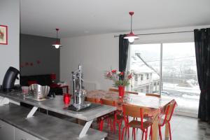 吕兹-圣索沃尔Les coquelicots的厨房配有桌椅和窗户。
