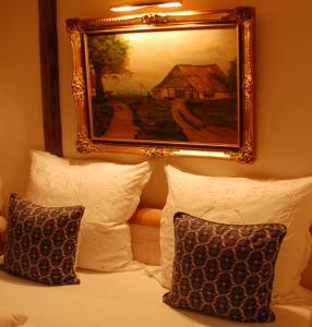 艾森贝格摩根喷泉酒店的床上一幅画,上面有枕头