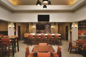 迈阿密迈阿密机场凯悦酒店的一间带桌椅的餐厅和一间酒吧