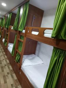 孟买Royal Dormitory的船上的一排双层床