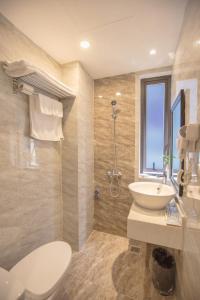 河内河内阿米宫酒店的一间带水槽和卫生间的浴室以及窗户。