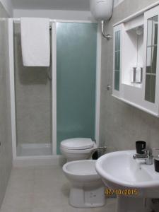 Torre RitaniOstello Bella Calabria的浴室配有卫生间、盥洗盆和淋浴。