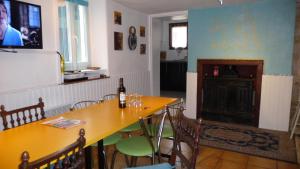 萨尔拉拉卡内达Appartement Aux Armoiries de Sarlat的一间带桌子和壁炉的用餐室
