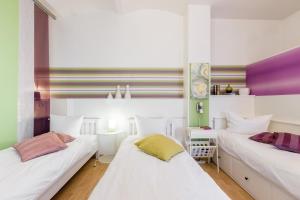 Modernes 2-Zimmer-Apartment in Kollwitzplatz-Nähe客房内的一张或多张床位