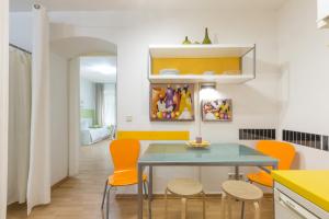 柏林Schönes 2-Zimmer-Apartment in Kollwitzplatz-Nähe的厨房配有蓝色桌子和橙色椅子