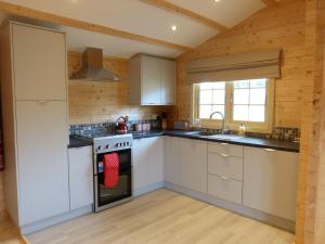 GoulsbyDollys Hideaway Cabin的厨房配有白色橱柜和炉灶。