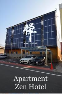 MizuhoApartment Zen Hotel的两辆汽车停在禅宗酒店门前