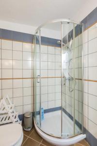 卡门港Vivienda Vacacional Casetta Volante的带淋浴的浴室和卫生间