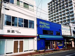 福冈Fukuoka Tabiji Hostel & Guesthouse的街道边的蓝色建筑