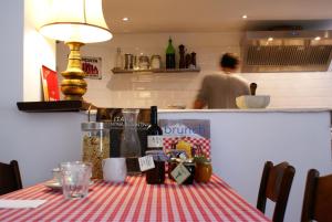 拉利奥阿尔博尼科别墅住宿加早餐旅馆的一张桌子,上面有红白条纹的桌布