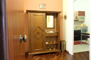 巴勒莫La Casa Di Tufo的一个带厨房的房间的木门