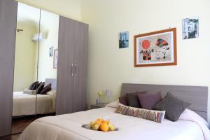 巴勒莫La Casa Di Tufo的一间卧室配有一张带水果的床