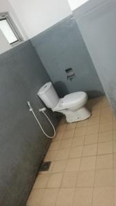 KilinochchiFriends Paradise的浴室位于隔间内,设有白色卫生间。