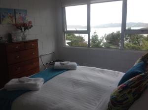 派西亚Panorama Heights Apartment的一间卧室配有一张大床和两条毛巾