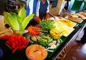 南湾垦丁波拉波拉民宿的一张桌子上有很多种不同的食物