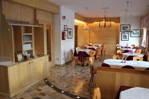 塔尔维西奥哈博乐酒店的一间在房间内配有桌椅的餐厅