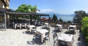 奥杰比奥贝尔索吉奥诺酒店的一个带桌椅的海景庭院