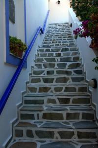 瓦里Syros Atlantis的一条石头楼梯,有蓝色的栏杆和鲜花