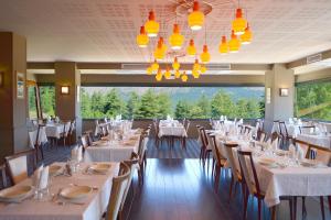 AlbertacceCastel de Vergio的一间带桌椅和吊灯的用餐室