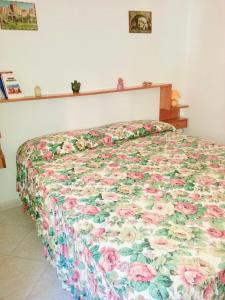 内图诺Home Sweet Sea的卧室里一张带花卉被子的床