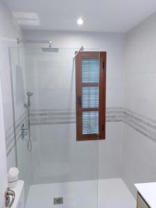 米哈斯科斯塔Valleverde Apartment的带淋浴和卫生间的浴室以及窗户。