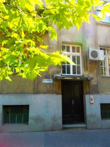 贝尔格莱德埃尔迪亚布勒旅舍的一座建筑,设有黑色的门和窗户