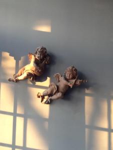 圣马洛安杰勒斯豪宅住宿加早餐酒店的两只填充物的动物坐在墙上