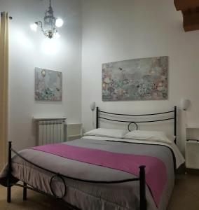 巴勒莫PalermiT'Amo的一间卧室配有一张带粉色毯子的床