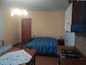 利莫内-苏尔加达Appartamento BeB Preone CIR17089BEB01的小房间设有一张床和一个带炉灶的厨房