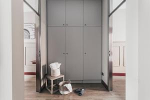 博洛尼亚皮特洛尼奥公寓的一间设有白色橱柜和镜子的房间