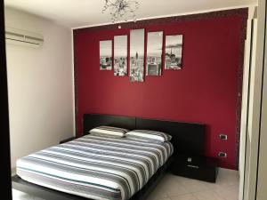 阿尔盖罗Dolce Sogno的红色墙壁的房间里一张床位